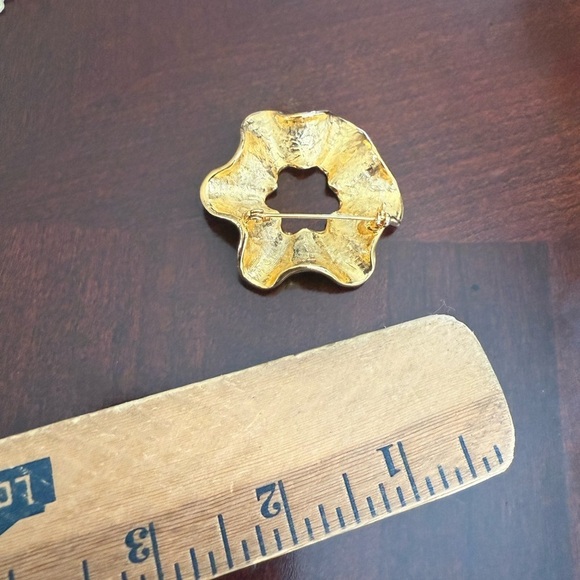 Vintage Gold Tone Brooch - Picture 3 of 3